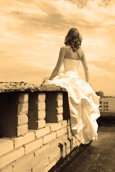 Mulher em um telhado — Fotografia de Stock