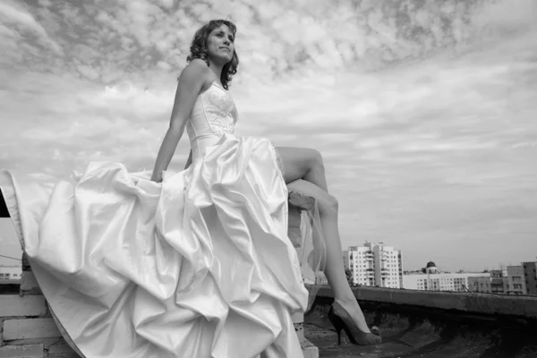 Femme dans une robe de mariée — Photo