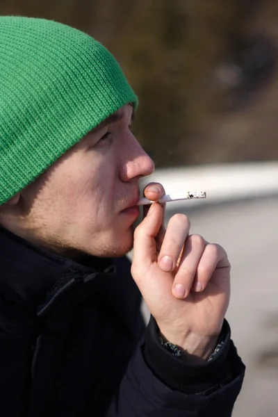 Курящий парень — стоковое фото
