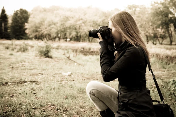 Fotógrafo sobre a natureza — Fotografia de Stock