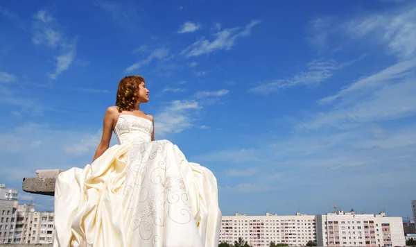 Flicka i en bröllopsklänning Stockbild