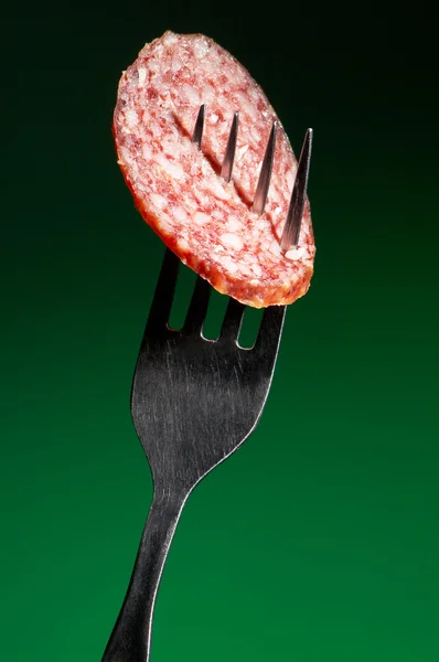 Кусок копченой колбасы — стоковое фото