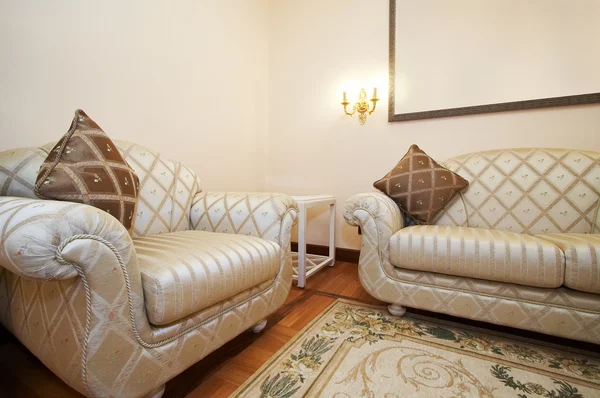 Poltrona e sofá — Fotografia de Stock