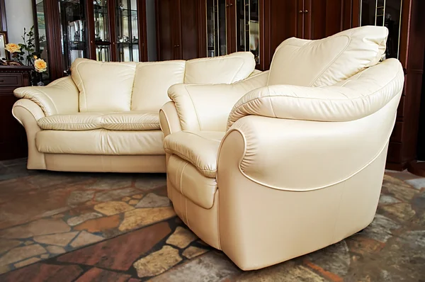 Biała kanapa i fotel — Zdjęcie stockowe