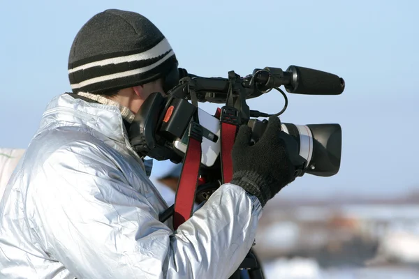 Jornalista com uma videocamera — Fotografia de Stock