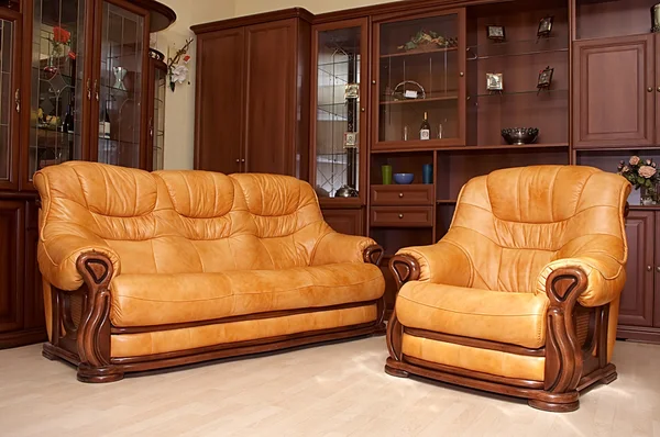 Желтый диван и кресло — стоковое фото