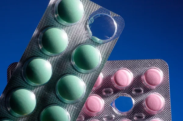 Рожеві і зелені таблетки — стокове фото