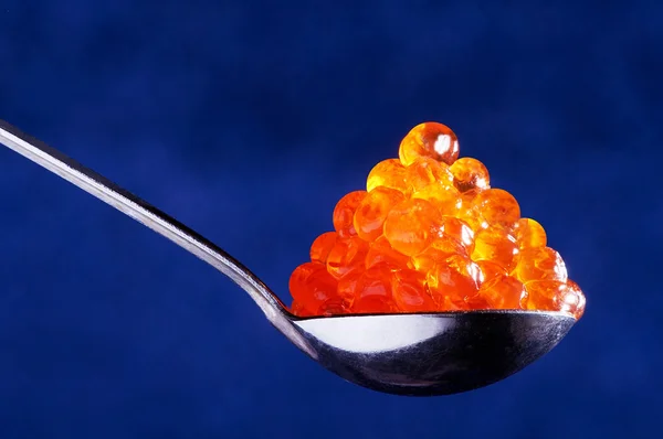 Caviar rouge dans la cuillère — Photo