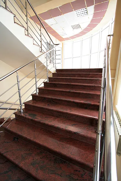 Мраморная лестница — стоковое фото