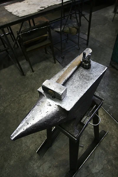 Hammer and anvil — Stock Photo, Image