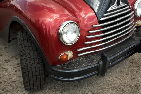 Velho carro vermelho — Fotografia de Stock