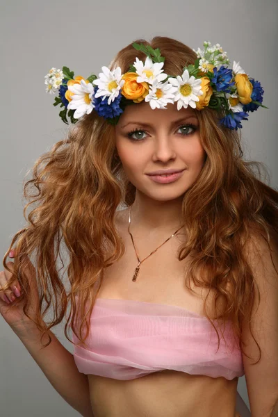 Menina com uma coroa de flores em sua hea Fotos De Bancos De Imagens