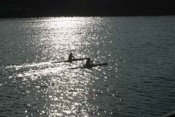 Un paio di kayak, con riflessione . — Foto Stock