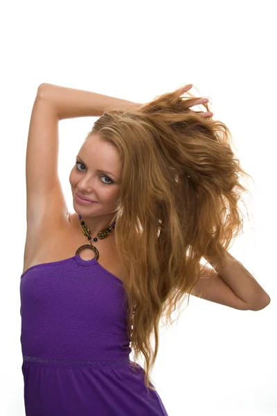 Девушка с рыжими волосами на белом фоне — стоковое фото