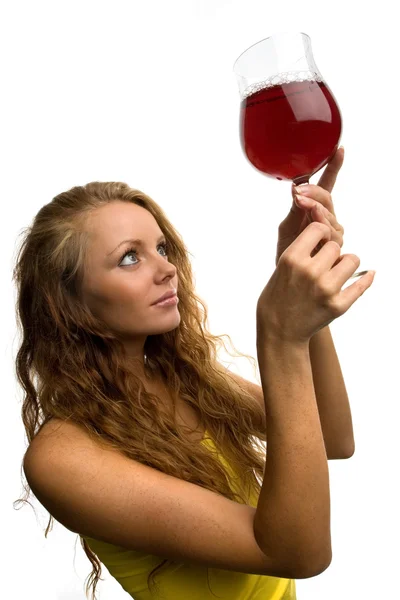 Elle apprécie le vin dans le verre — Photo