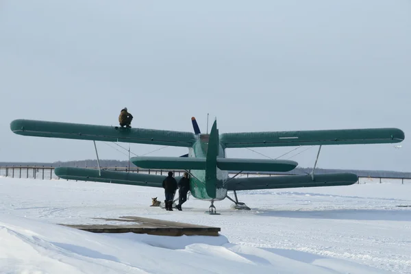 눈에 스키와 비행기 — 스톡 사진