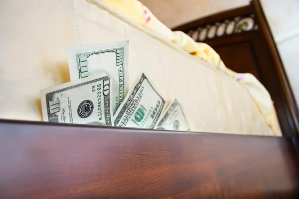 Dinheiro debaixo de um colchão — Fotografia de Stock