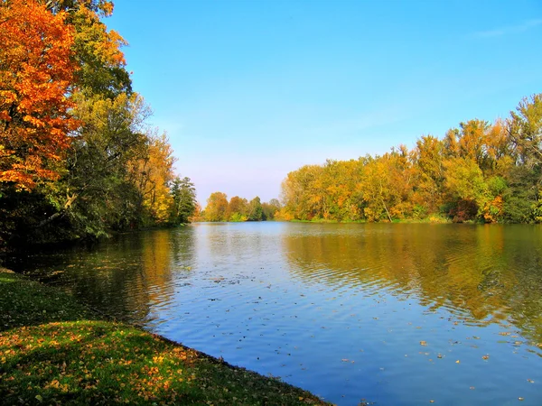 Ποταμός το φθινόπωρο Εικόνα Αρχείου