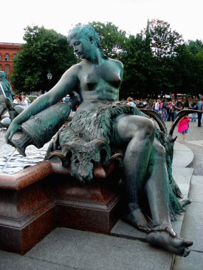 heykel kadın