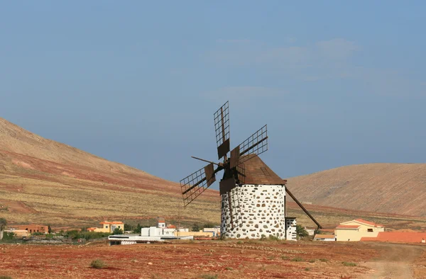 Moinho de vento no deserto — Fotografia de Stock