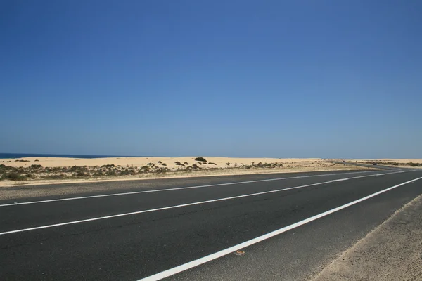 Autostrada nel deserto di sabbia — Foto Stock