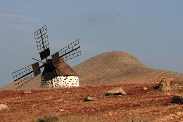 Moinho de vento no deserto — Fotografia de Stock