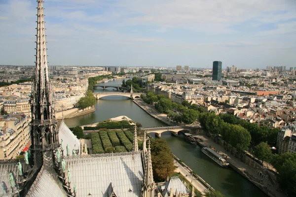 Міський пейзаж Парижа і неводом — стокове фото