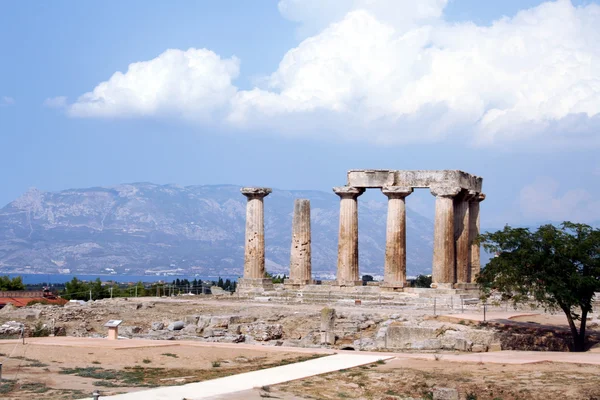 De tempel van apollo in oud Korinthië — Stockfoto