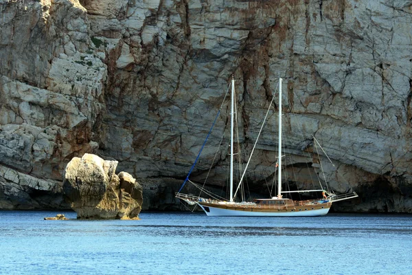 Sailor Under Rocky Coast Of Sardinia — Stock Photo, Image