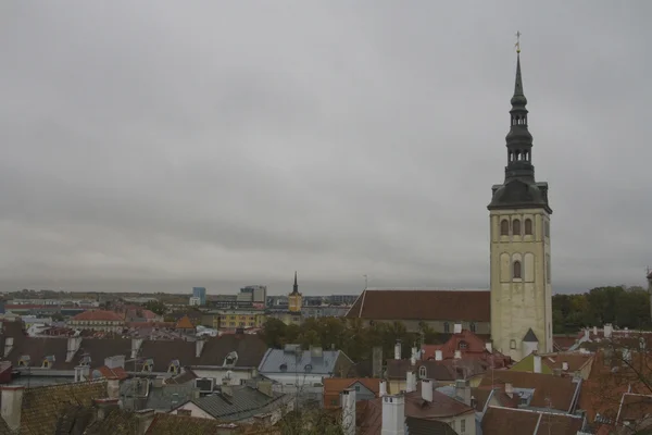 Tallinn skyline met niguliste kerk — Stockfoto