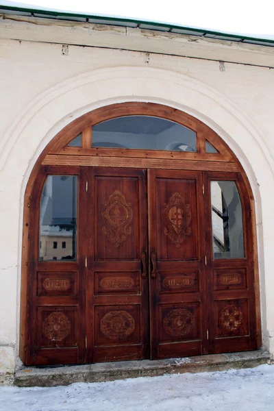 Puerta de madera en el monasterio — Foto de Stock
