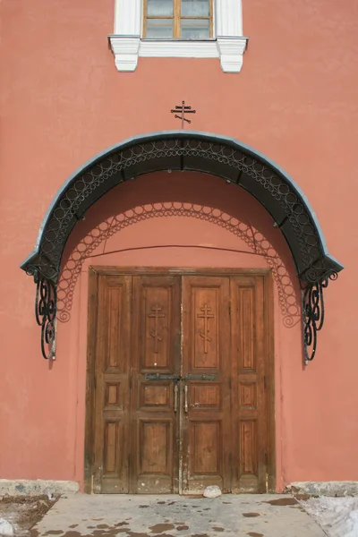 Деревянные двери в монастыре — стоковое фото