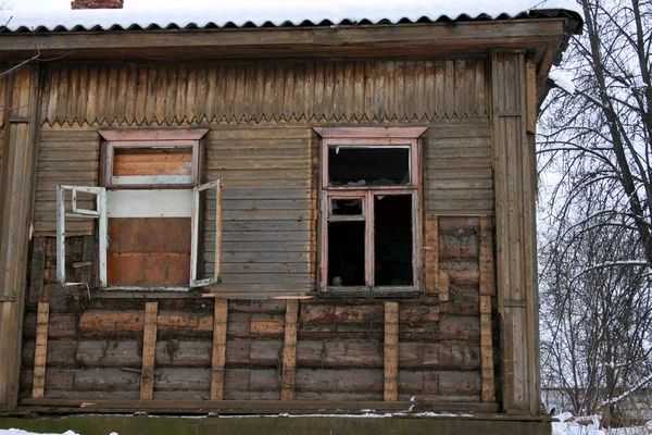 Заброшенный деревянный дом Лицензионные Стоковые Фото
