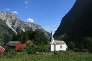 Norveç Fiyordu alan köyde.