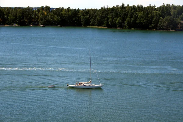 Яхта под шведским флагом — стоковое фото