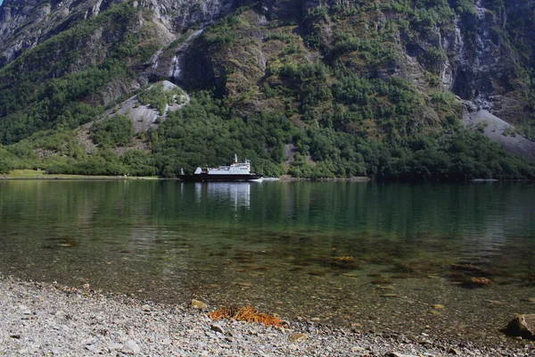 Ferry i fjorden, Norge — Stockfoto