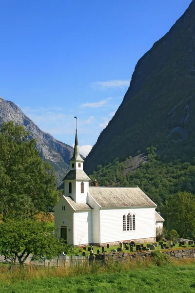 Pueblo noruego en la zona de fiordos — Foto de Stock