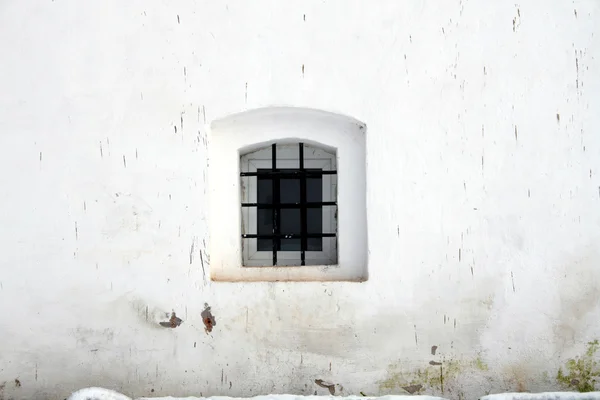 Pequeña ventana en el muro de la antigua prisión — Foto de Stock