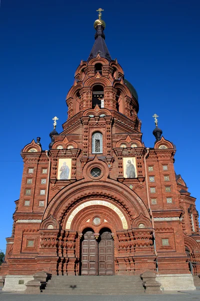 Rött tegel ryska kyrkan — Stockfoto