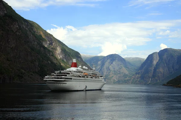 Trajekt ve fjordu — Stock fotografie