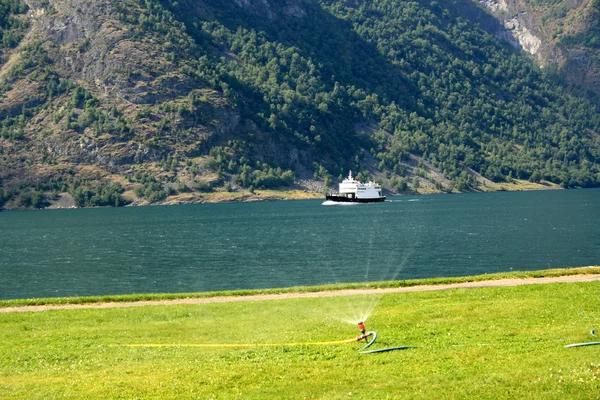Liten färja i norsk fjord — Stockfoto