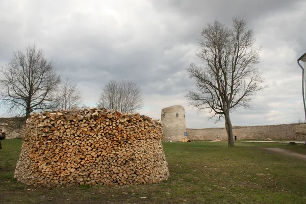 Brennholz in der Burg Izborsk — Stockfoto