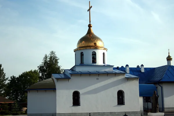 Современная русская церковь — стоковое фото