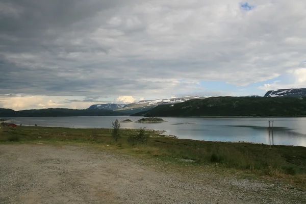 Sjön i norska fjällen — Stockfoto