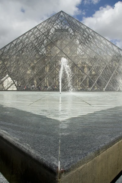 Louvre, fountain and pyramid — Stock Photo, Image