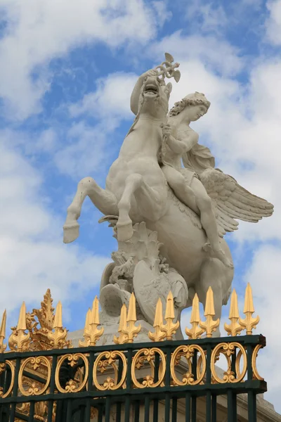 在巴黎的骑马雕像 — 图库照片