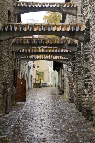Ulica w średniowiecznym Tallinnie — Zdjęcie stockowe