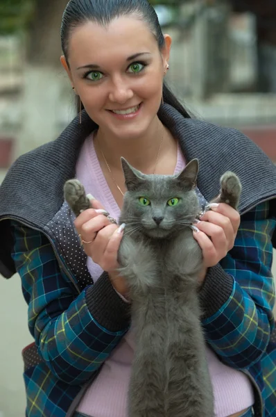 Morena bonita com gato — Fotografia de Stock