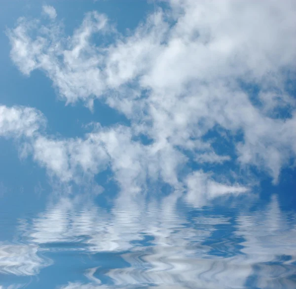 Nubes y agua — Foto de Stock
