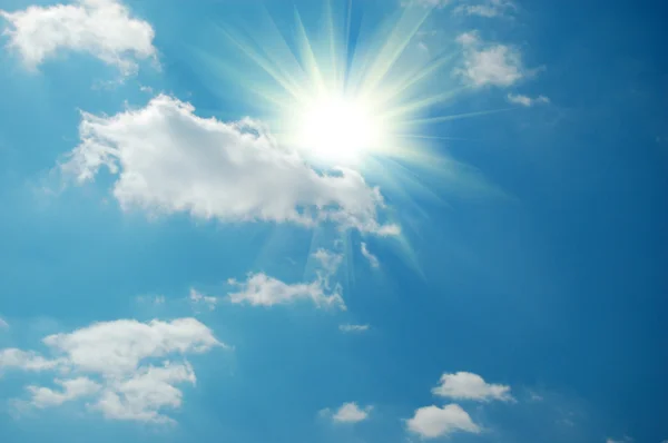 Güneş ve mavi gökyüzü — Stok fotoğraf